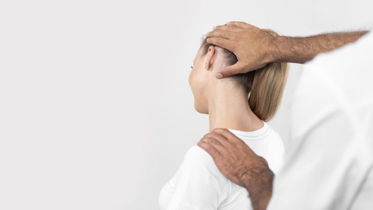 La cervicalgia, comunemente conosciuta come dolore cervicale, è un disturbo molto diffuso che colpisce un numero crescente di persone, spesso a causa di posture scorrette, stress e stili di vita sedentari. Presso Fisiozone Avezzano, offriamo un approccio mirato e personalizzato per alleviare il dolore cervicale e migliorare la qualità della vita dei nostri pazienti.